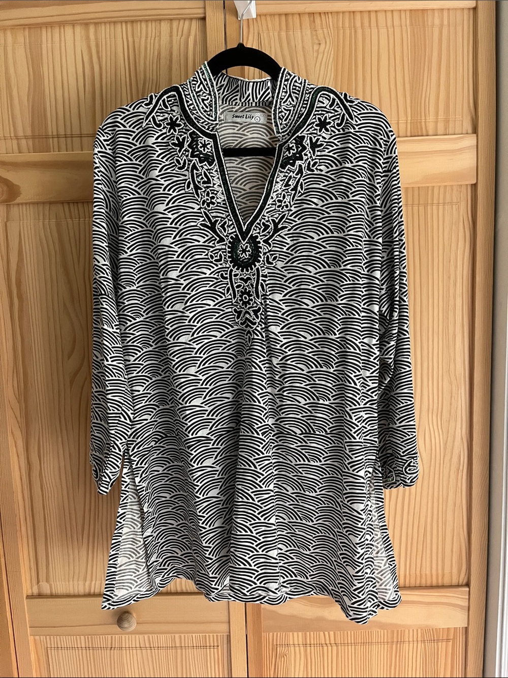 Black & White Beaded V-Neck Tunic Top